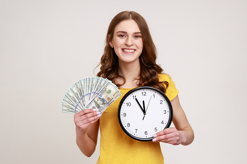 Should Your Employees be Paid Hourly or Salary?